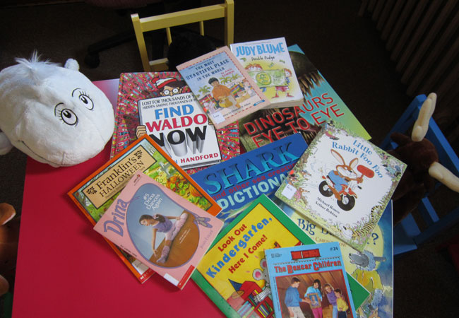 Hilke donates childrens books