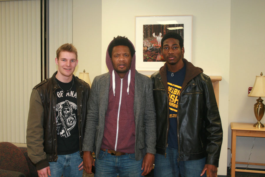 Seaton Smith poses with students in the Campus Center.