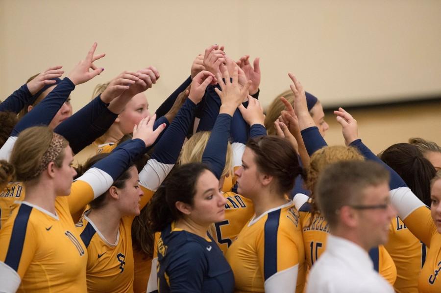 Women’s volleyball digs up win