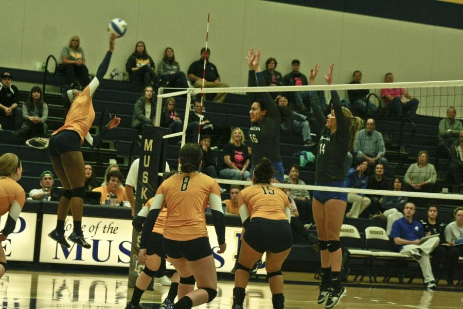 Womens+volleyball+team+clinches+home+game+against+Aurora+University